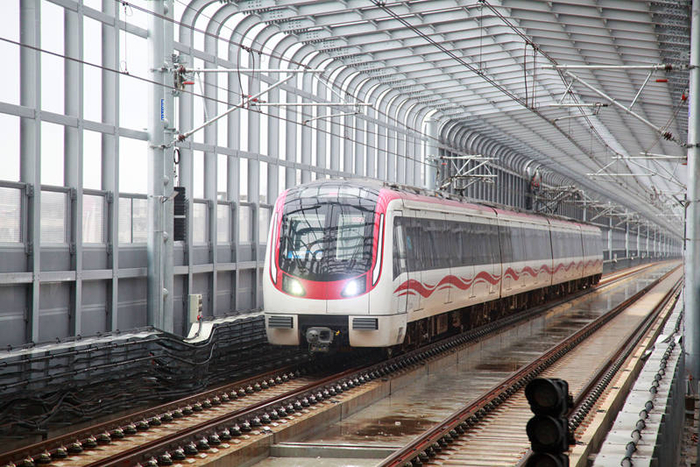 2026年4月，宁马线，一列地铁列车驶入湖北路·二中站。图/IC photo