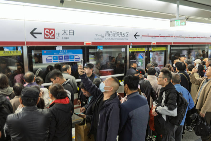 2026年4月，人们在江苏南京乘坐宁马线出行。图/IC photo