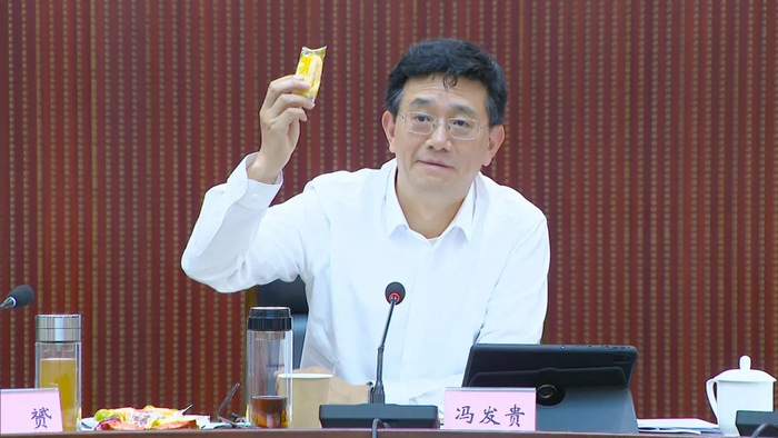 内江市委书记冯发贵向现场参会企业代表推荐内江美食。内江市人民政府网站 图