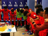 为了U17国足更衣室的气氛，也要熬夜看比赛