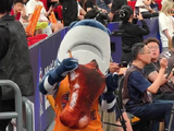 上海久事男篮的主场吉祥物 也这么有活