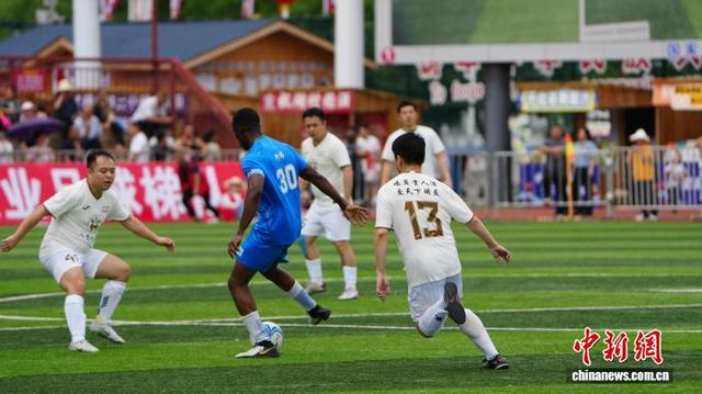 图为5月16日贵州“村超”球场举行的足球比赛。记者 袁超 摄