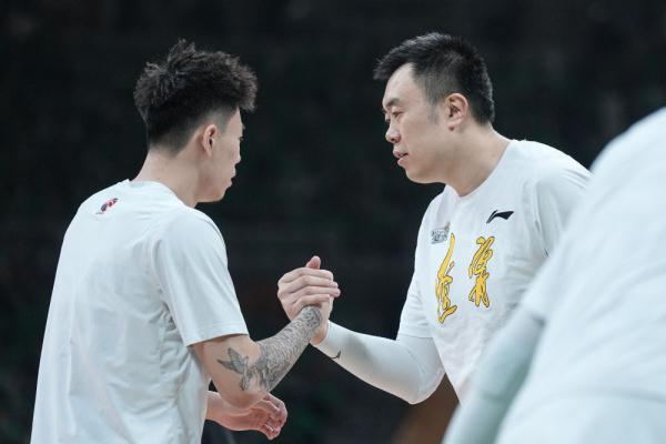　　5月15日，张镇麟（左）与队友韩德君在赛前训练中。新华社记者 潘昱龙 摄
