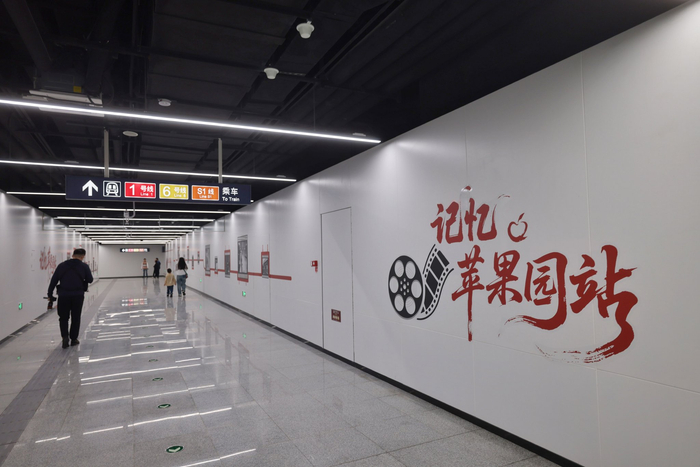 A口的进站通道内布置了主题照片展。新京报记者 王贵彬 摄