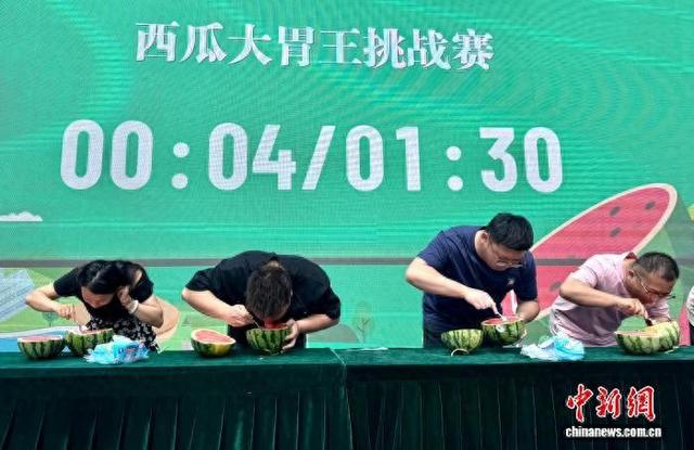 现场互动，进行西瓜大胃王挑战赛。广陵区沙头镇供图