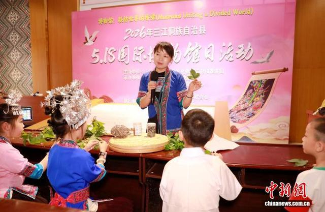 图为学子学习制作七色糯米饭。龚普康 摄