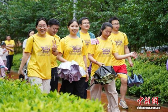 图为参加徒步活动的市民。 赣县区融媒体中心供图