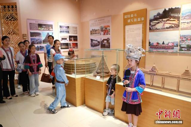 图为小小讲解员带队参观展厅。龚普康 摄
