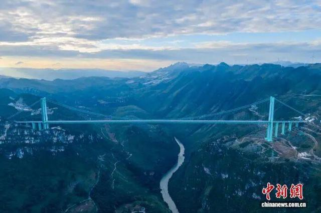 2025年9月28日，贵州六枝至安龙高速公路花江峡谷大桥正式通车运营。龙建睿 摄