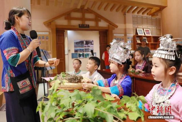 图为学子学习制作七色糯米饭。龚普康 摄