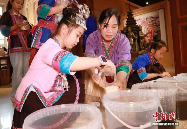 图为学子学习制作七色糯米饭。龚普康 摄