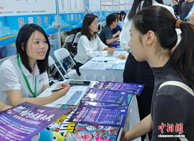 招聘会现场。记者 邓霞 摄