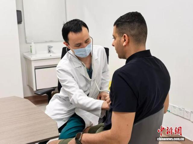 医生为外籍患者做检查。张煜欢 摄