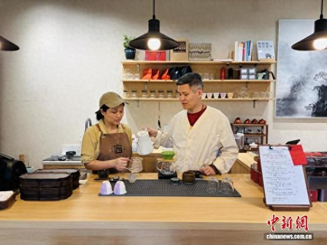 图为在江西省萍乡市湘东区下埠镇西源村九西文化生活馆，钟锋、刘永兰夫妻俩在冲泡咖啡。吴玉玲 摄