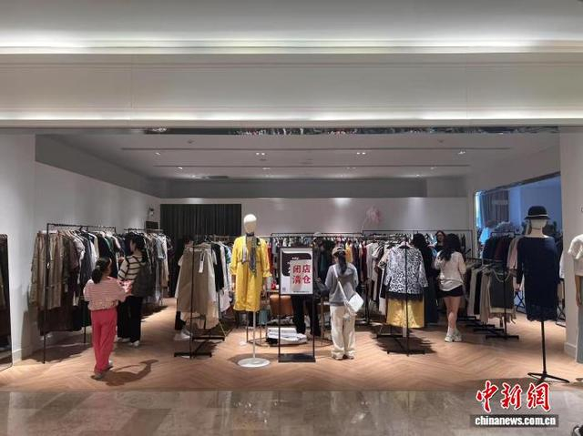 5月16日，消费者在老佛爷百货北京门店挑选商品。记者 吕少威 摄