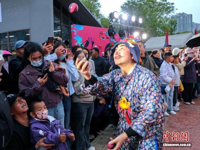 图为文化大集上，NPC表演吸引民众观看。马铭言 摄