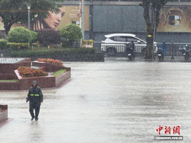 暴雨中的广州。王坚 摄