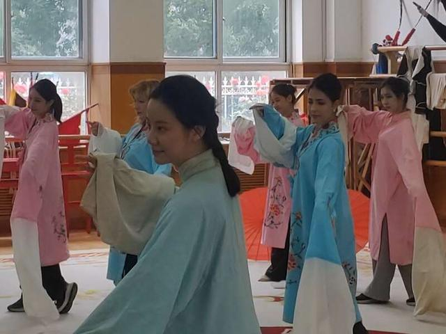 留学生在戏曲表演工作坊学习水袖。中青报·中青网见习记者 贾子凡/摄