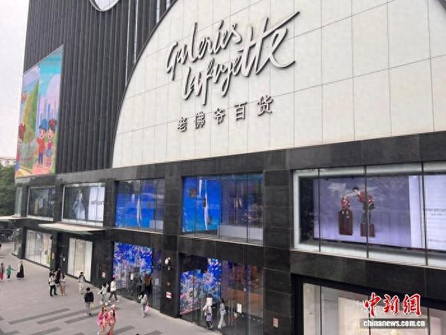 5月16日，游人经过位于北京市西单商圈的老佛爷百货北京门店。记者 吕少威 摄
