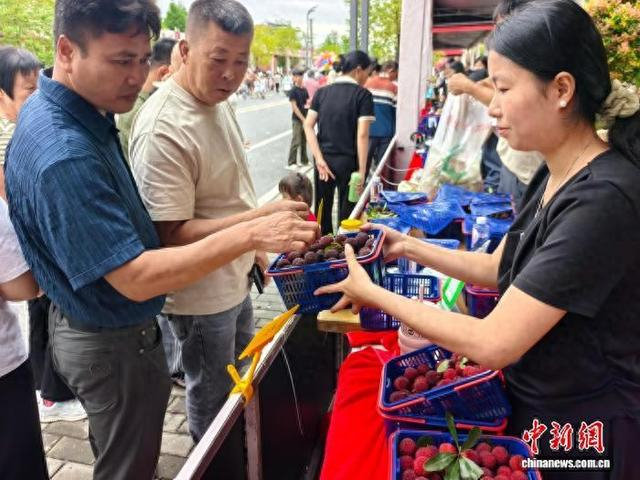 5月16日，广东省汕头市潮阳金灶农特产品展销集市人头攒动，产销两旺。 林大森 摄
