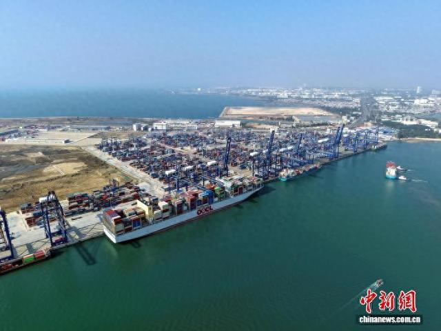 1月14日，航拍海南洋浦港区域国际集装箱枢纽港。中新网记者 林士杰 摄