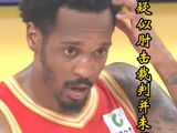 这球该给犯规吗？布朗肘击王浩然，后者下场紧急包扎，外籍裁判并没追究！