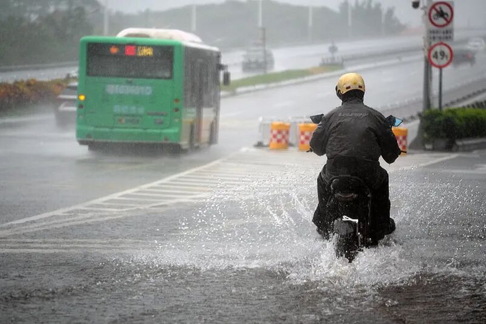 △5月15日，广东佛山多地出现暴雨大风天气。