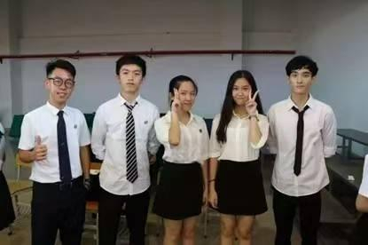 张问初（右一）中学照片。肇庆一中供图