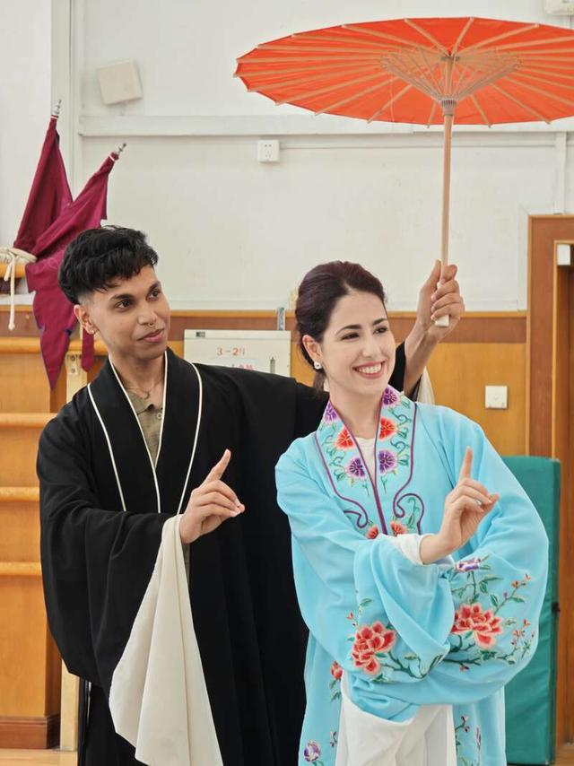 塞尔维亚留学生叶琳娜（右）与特立尼达和多巴哥留学生“鸡蛋”（左）参加戏曲表演工作坊。中国戏曲学院泰国留学生 陈贝贝/摄