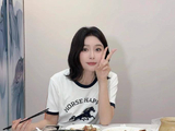 秦岚晒吃饭随拍照!白T短发比耶元气满满，46岁嫩成20岁少女
