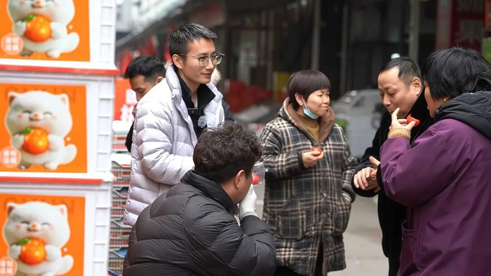 陈镇在西安某水果批发市场和商户交流