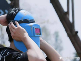 赵小童会玩，他给自己做的新装备，跟铠甲勇士的头盔一样