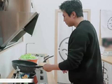 邓超烹饪鲱鱼炒肉，油烟机被臭到罢工