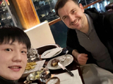 樊振东欧冠横扫晋级，手捧MVP奖杯“直男式自拍”萌翻全网