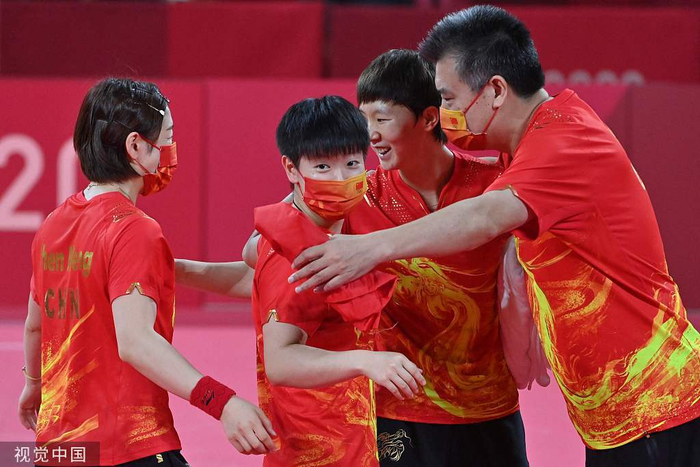北京时间8月5日晚，中国女乒在团体决赛中3-0完胜东道主日本问鼎冠军，赢得了一块意义重大的金牌。本场比赛以替补身份替换刘诗雯的王曼昱在女双和女单比赛取下两分，为中国队的胜利立下头功。然而这位在奥运赛场上大放异彩的年轻选手，在乒乓之路上却颇多波折，下面我们来一起回顾王曼昱的成长历程。