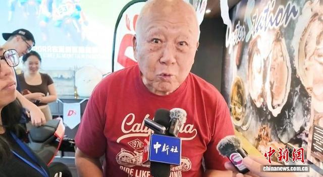 图为82岁的香港车迷朱幼麟接受采访。 中新网记者 程宇 摄
