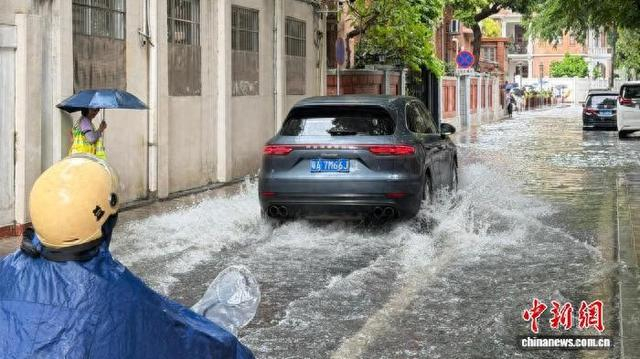 暴雨致广州部分街道水浸。方伟彬 摄