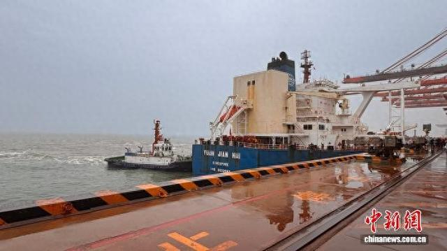 5月17日，满载约40万吨巴西铁矿石的“远见海”轮顺利靠泊河北港口集团唐山港曹妃甸港区矿石码头三期5号泊位。 张会杰 摄