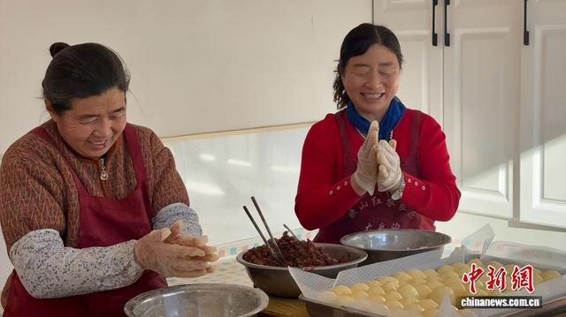 图为村民在张立杰家包制黏豆包。张静 摄