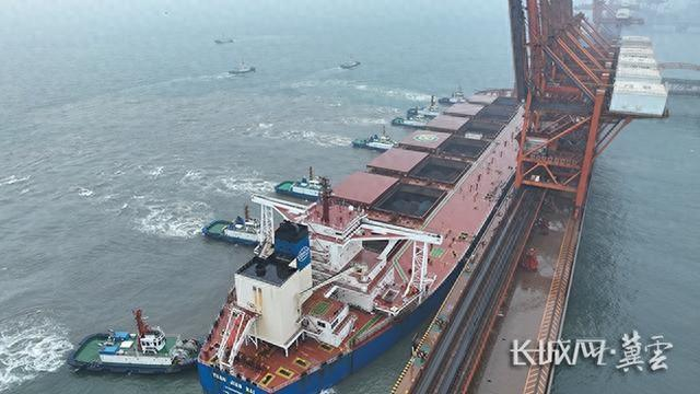 5月17日，满载约40万吨巴西铁矿石的“远见海”轮顺利靠泊曹妃甸港区矿石码头三期5#泊位。长城网·冀云客户端记者 邢丁 摄