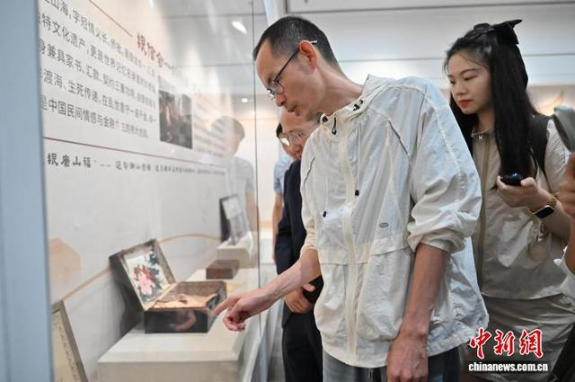 5月14日，潮汕方言电影《给阿嬷的情书》导演蓝鸿春在广州华侨博物馆观看专题展。中新社记者 陈楚红 摄