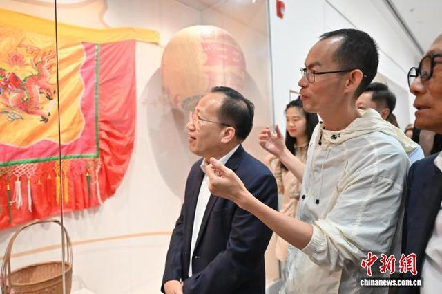 5月14日，潮汕方言电影《给阿嬷的情书》导演蓝鸿春在广州华侨博物馆向侨领讲解扛标旗等潮汕民俗。中新社记者 陈楚红 摄