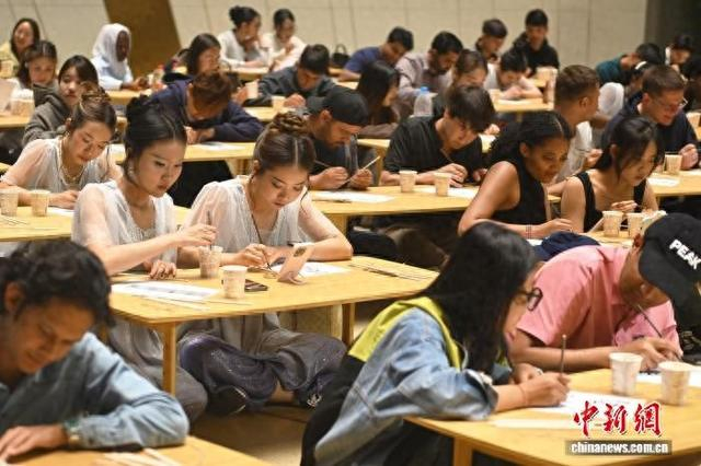 5月17日，甘肃兰州，百余名留学生在甘肃简牍博物馆体验写简牍。 中新社记者 李亚龙 摄
