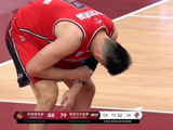 伤病滚粗!李慕豪扣篮落地疑似左膝受伤