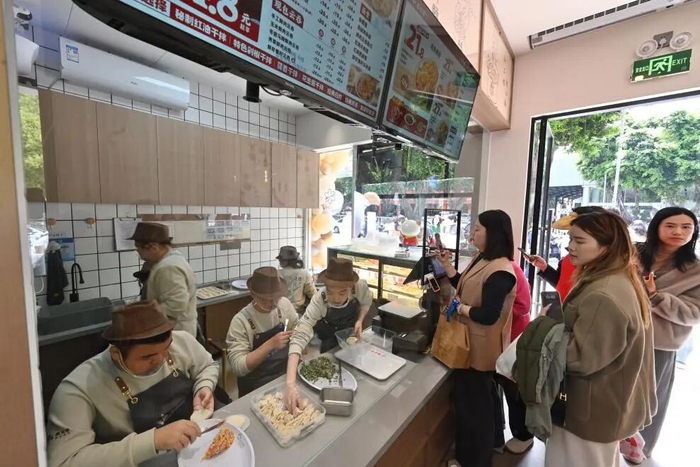 顾客上门购买饺子。新华社发