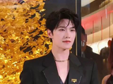 杨洋追剧团送黄金伴手礼