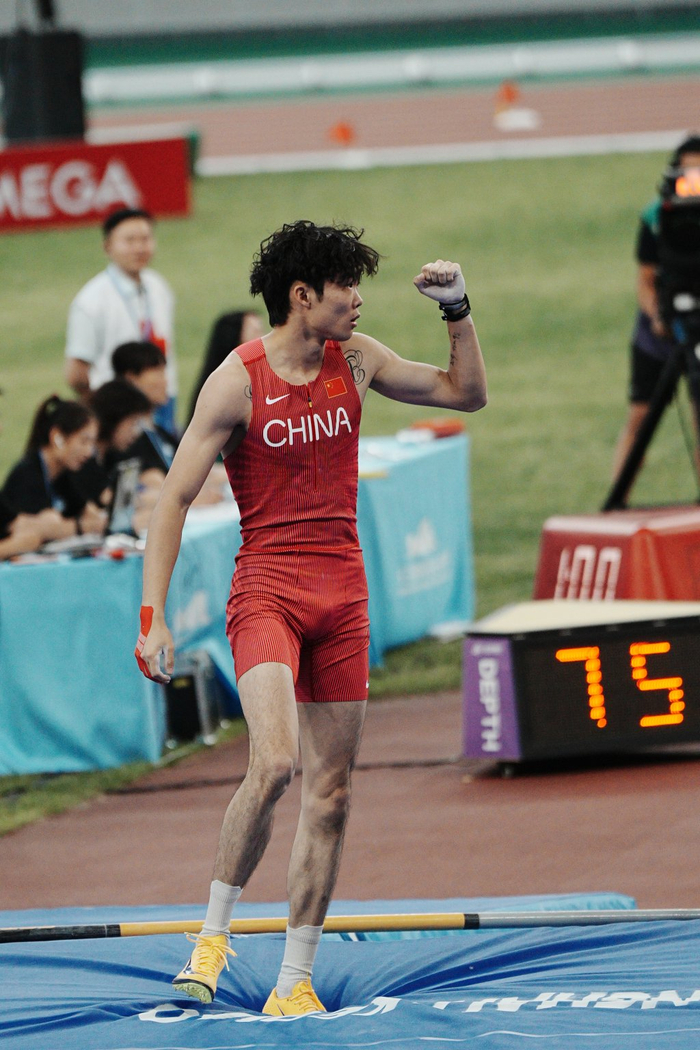 李晨洋在跳过5米70后，握拳庆祝。 澎湃新闻实习生 张陶怡 摄