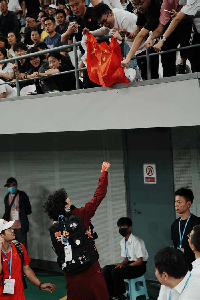 李晨洋在赛后和现场观众致意。 澎湃新闻实习生 张陶怡 摄