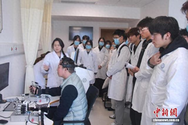 图为重庆第二师范学院学生体验仁济医院患者脑机康复训练。重庆人社 供图