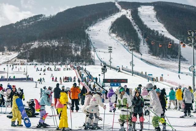 1月15日，张家口市崇礼区太舞滑雪小镇游客如织。（受访单位供图）
